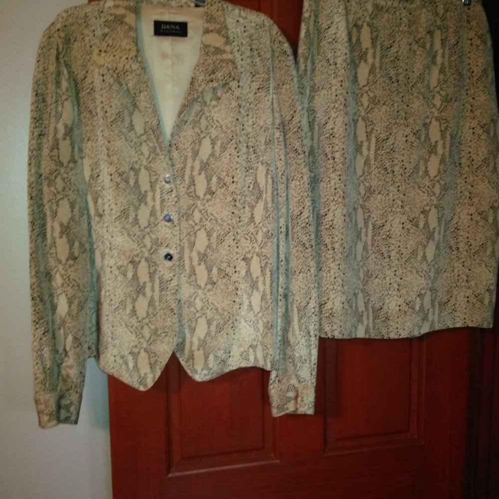 Dana Buchman  Top size 12, Skirt size 10 Beige & Black good Condition